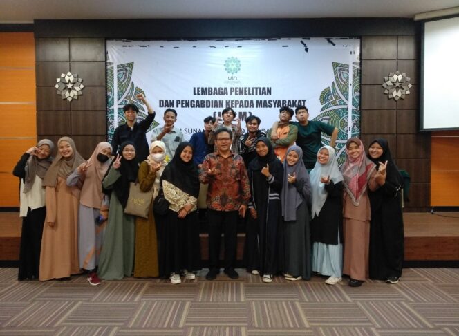
 Habis Mata Kuliah, Terbitlah Konferensi Jadi Gawean Unik Ala Mahasiswa UIN Bandung